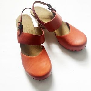 Dansko Thea Heeled wooden Clogs Coral closed Toe Mary Jane  39 8.5 9